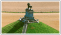 Le Hameau du Lion est situ au cœur du Champ de Bataille, sur la ligne de front o s’opposrent les troupes franaises et les troupes anglaises. Il s’est constitu autour de la Butte du Lion, principal monument commmoratif de la bataille. 